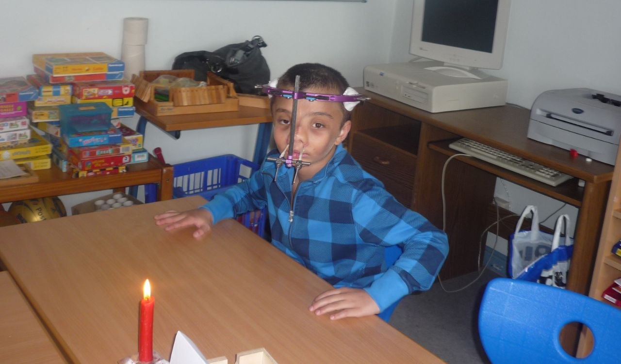 Demirhan Kirhan als Kind während einer medizinischen Behandlung